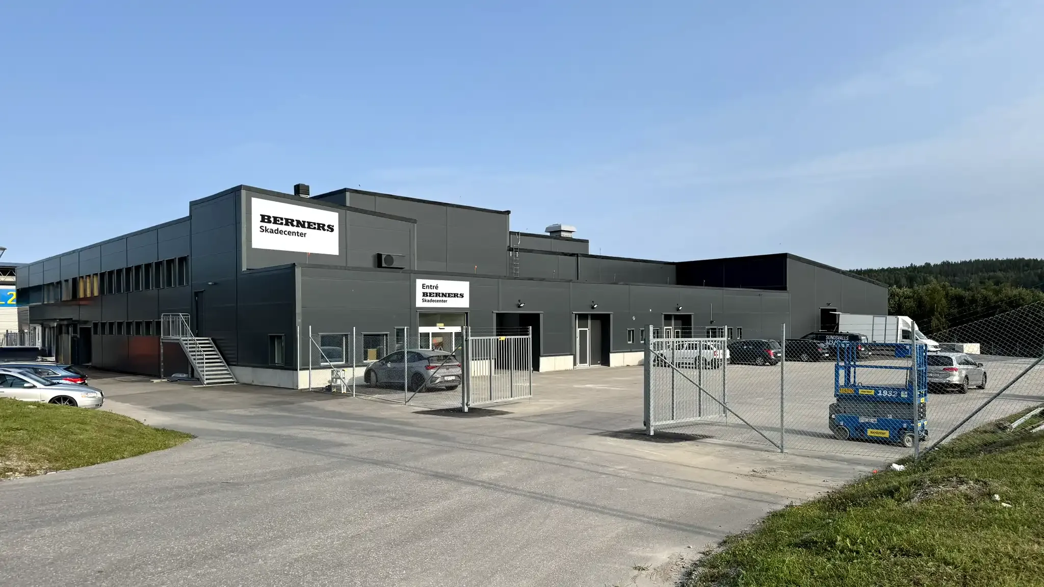 Kika in i de nya toppmoderna verkstadslokalerna på 3451 kvadratmeter i Birsta.