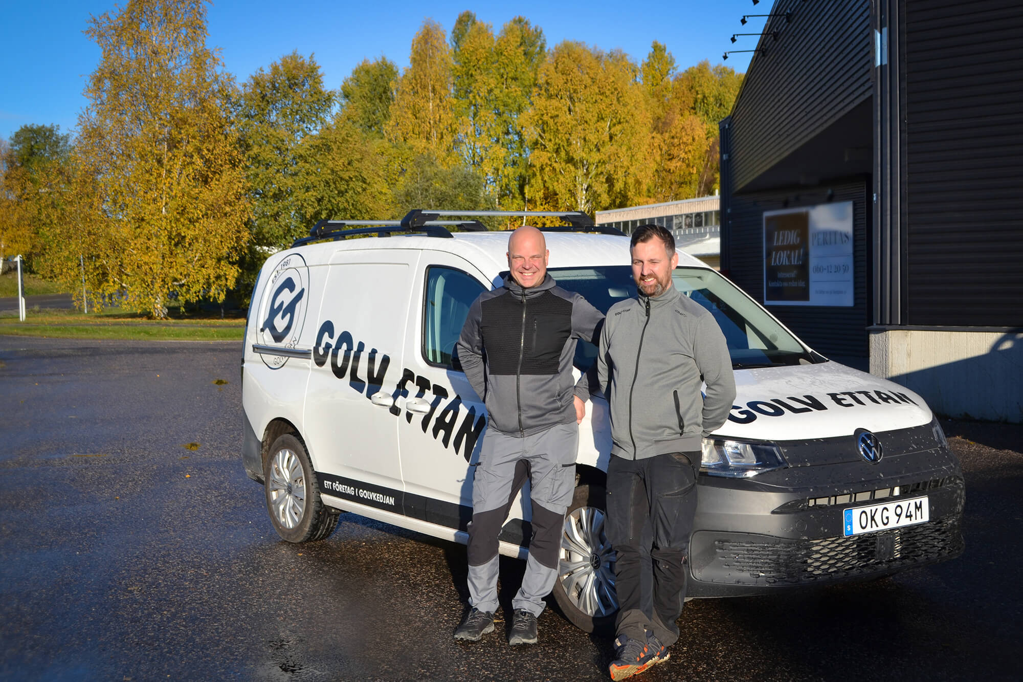 Vilken typ av golv passar bäst i ett garage? Johan Olsson och Joakim Ljunglöf från Golv Ettan är överens: ”Klinker är klart bäst och snyggast - och betongplattan också så klart.”