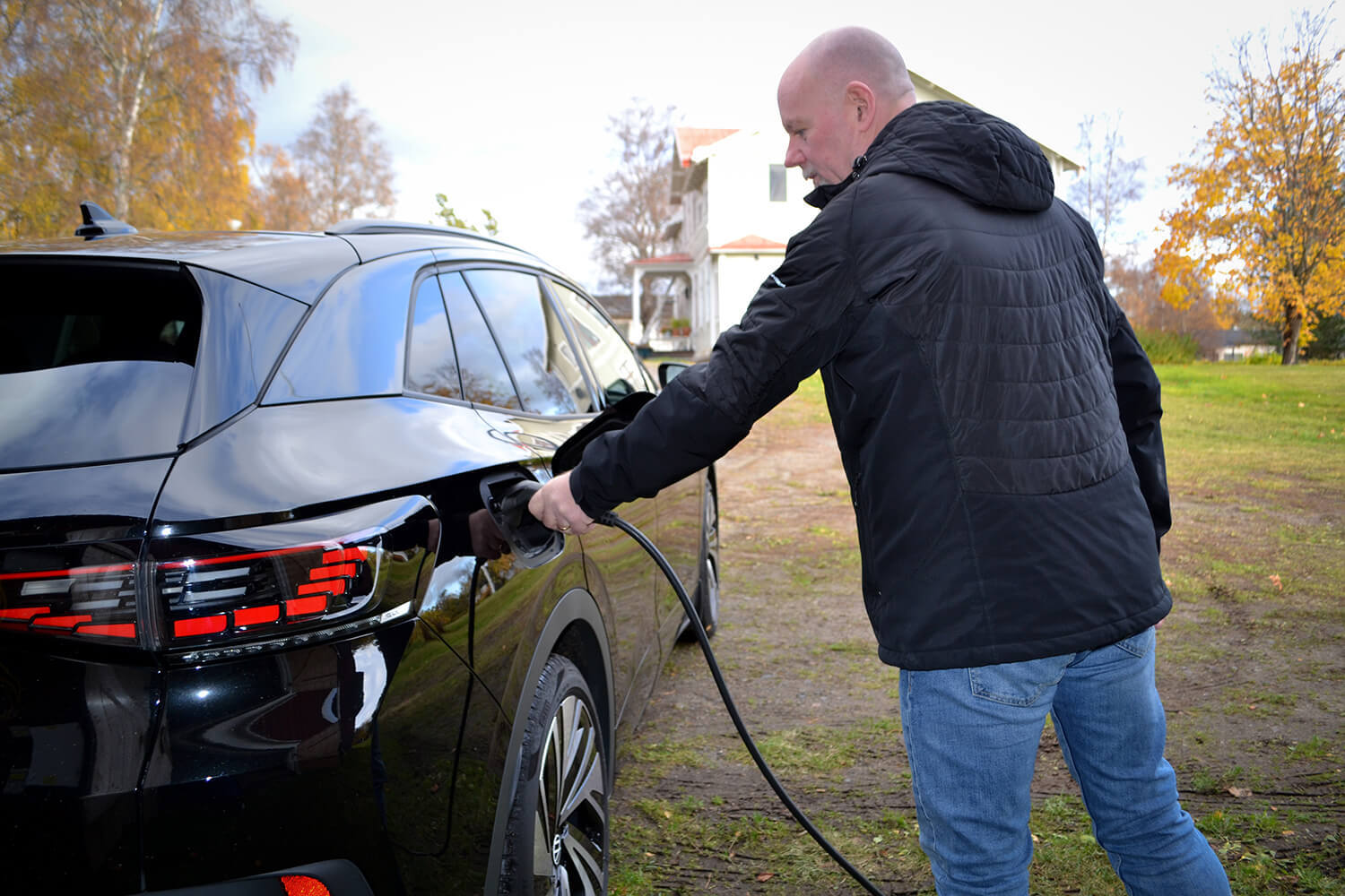 Kenneth brukar ladda bilen ungefär varannan kväll. ”Och då är inte det för att jag måste ladda utan för att jag vill buffertladda. Och så laddar vi alltid bara till 80% för att spara på batteriet”, säger Kenneth Axelstén.
