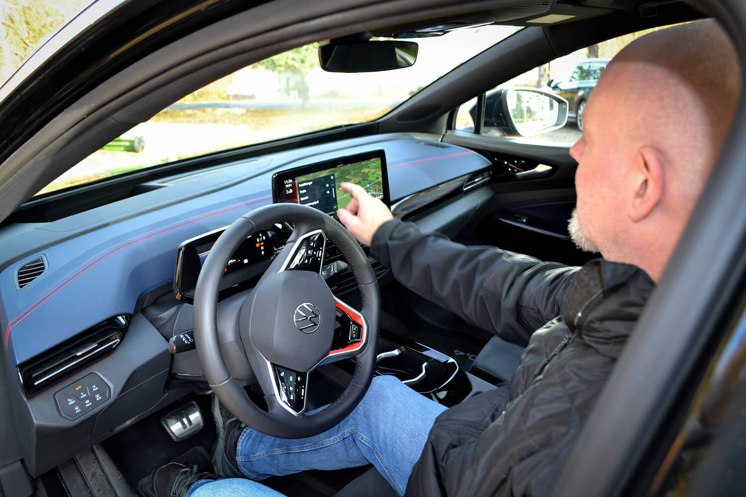 ”Jag är med i en Facebookgrupp som heter 'Volkswagen ID.4/5 Sverige' och där klagar vissa på touchknapparna på ratten. Jag kan bara säga att lär man sig bilen då är den helt suverän. Det där är en inlärnings grej bara - inget att klaga på”, säger Kenneth Axelstén.