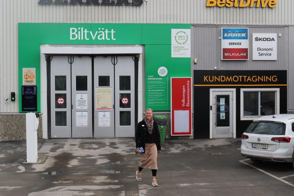Malin Svärd framför Berners automattvätt i Östersund som bygger på den allra senaste och mest miljövänliga tekniken.