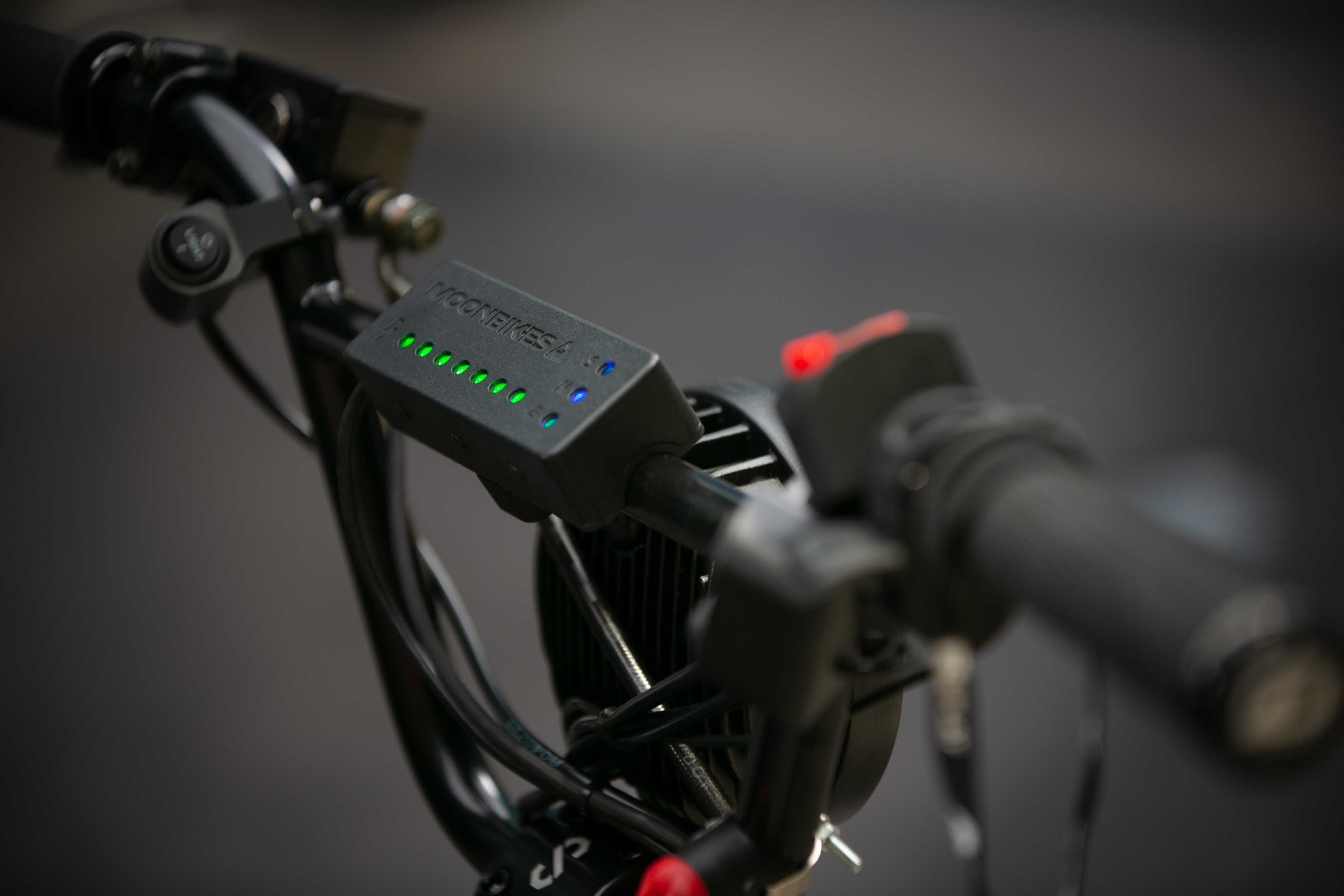 Det finns tre olika växlar och du kan välja att köra på låg, medel eller sportläge.