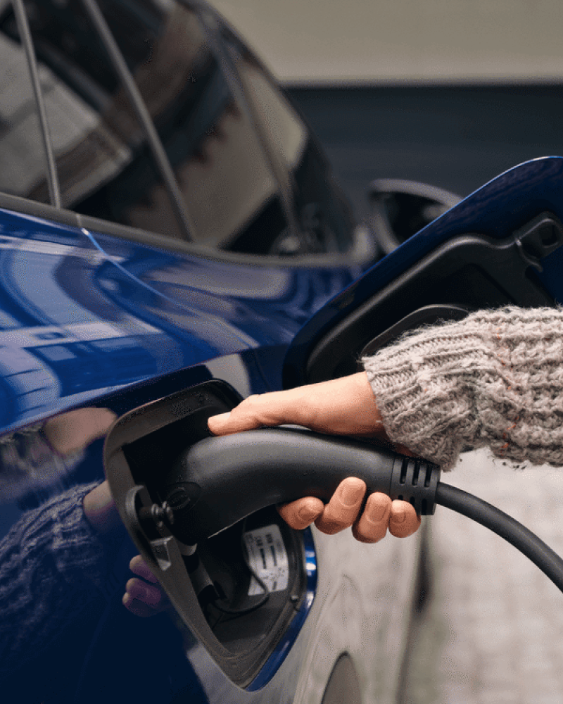 Om du ska köra långt i vinter - planera in längre laddstopp för din elbil.