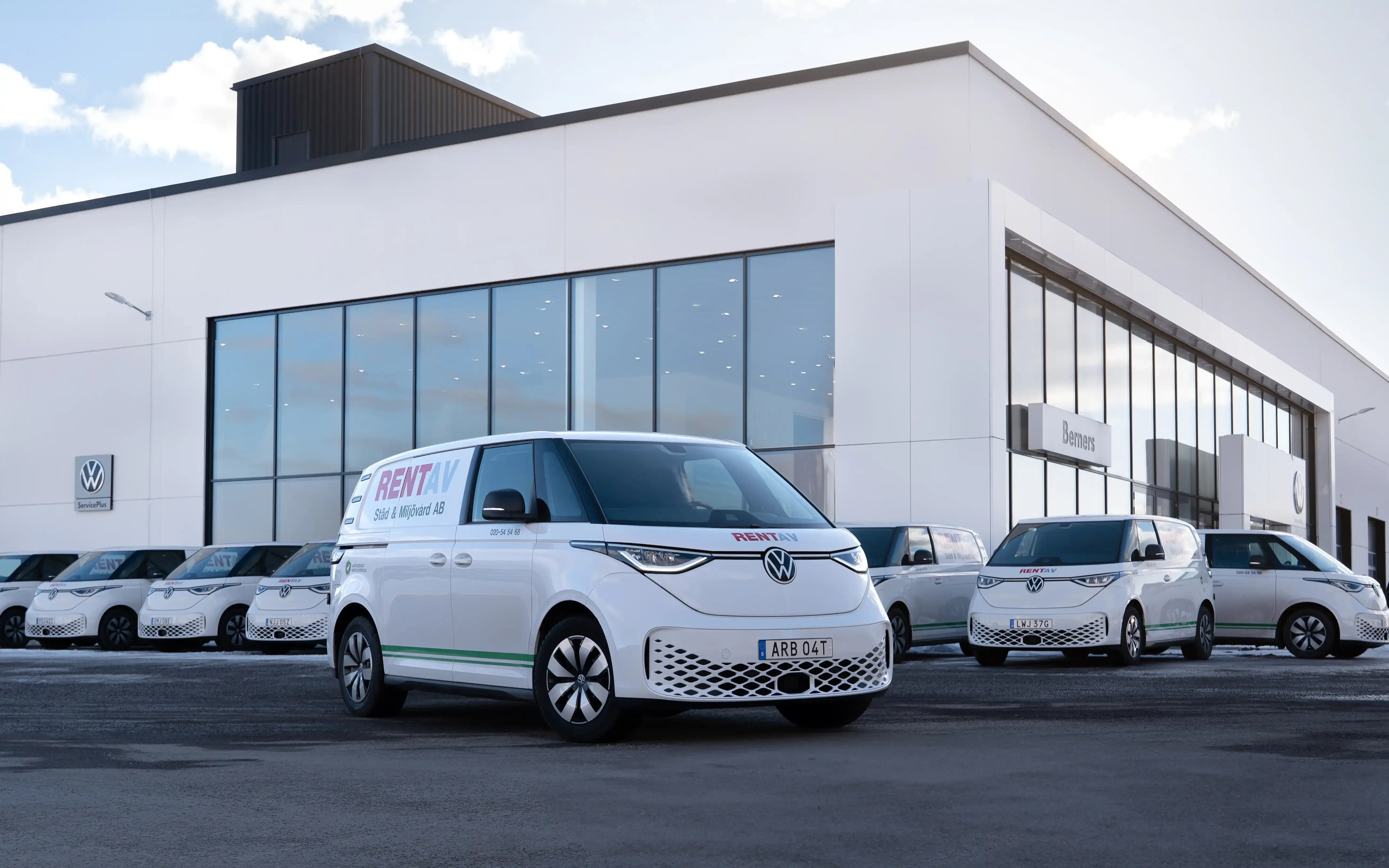De nya elbilarna har fått positiv respons från både arbetsledning, regionchefer och lokalvårdare på Rentav. ”Våra medarbetare ser fram emot den nya modellen med längre räckvidd och större lastutrymme,” säger Jacob Strömqvist, VD på Rentav.