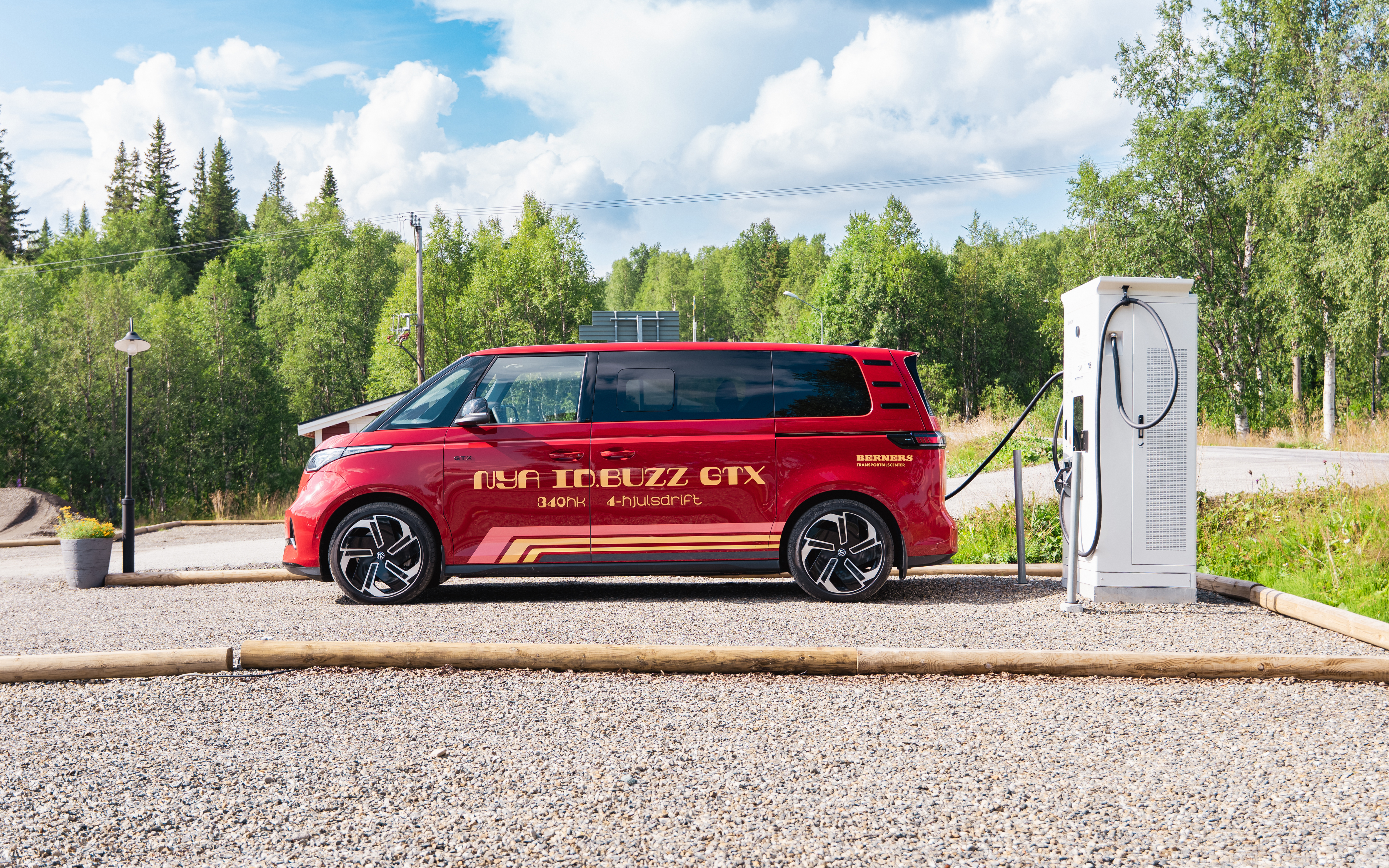 Snabbladdare vid Stora Blåsjöns camping med dubbla uttag.