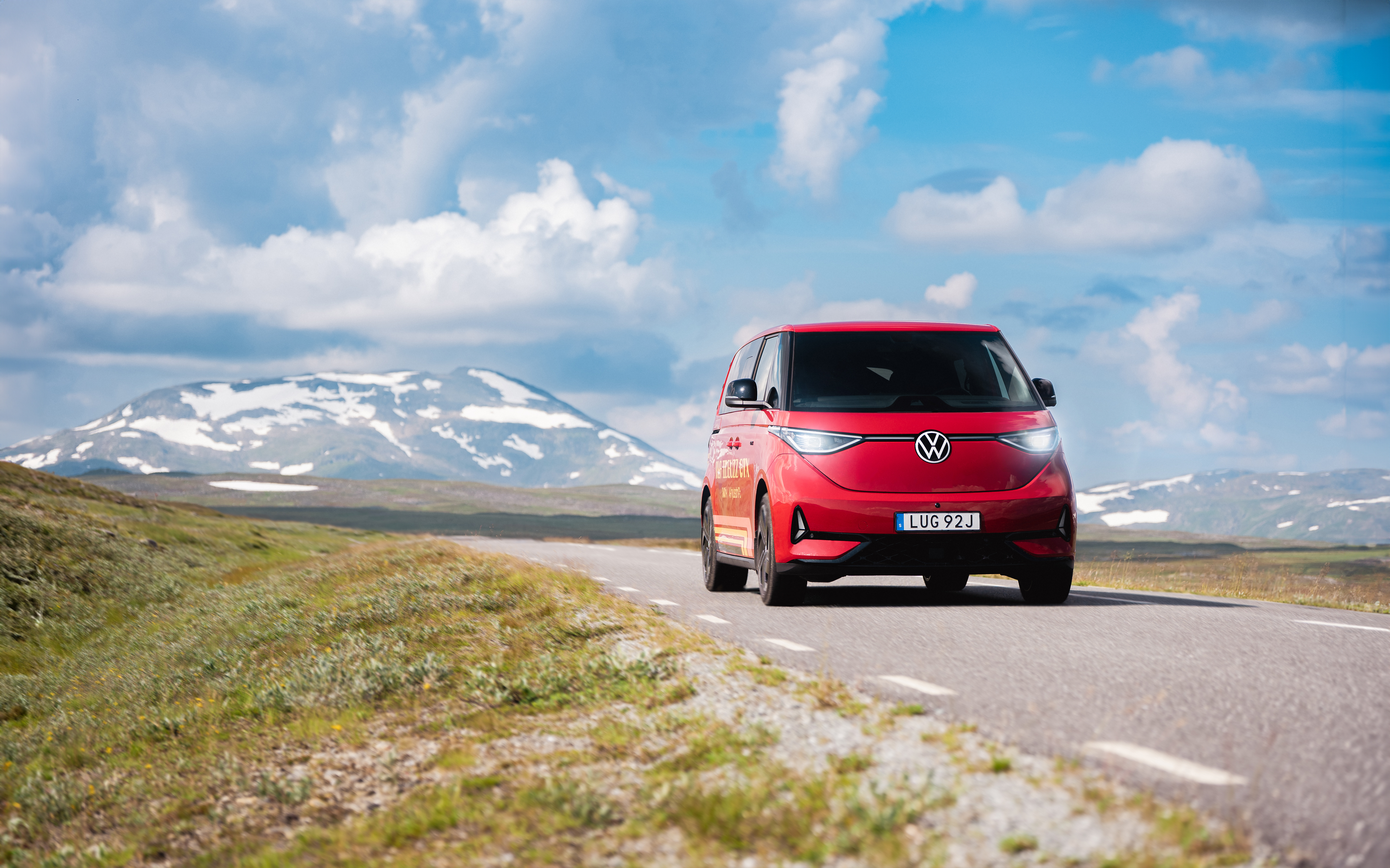 ID. Buzz GTX är nästan som en lyx på Vildmarksvägen. Rymlig, fyrhjulsdriven med 340 hästkrafter och otroligt bekväm att köra – och åka i. Att den dessutom är snygg gör upplevelsen bara ännu bättre.