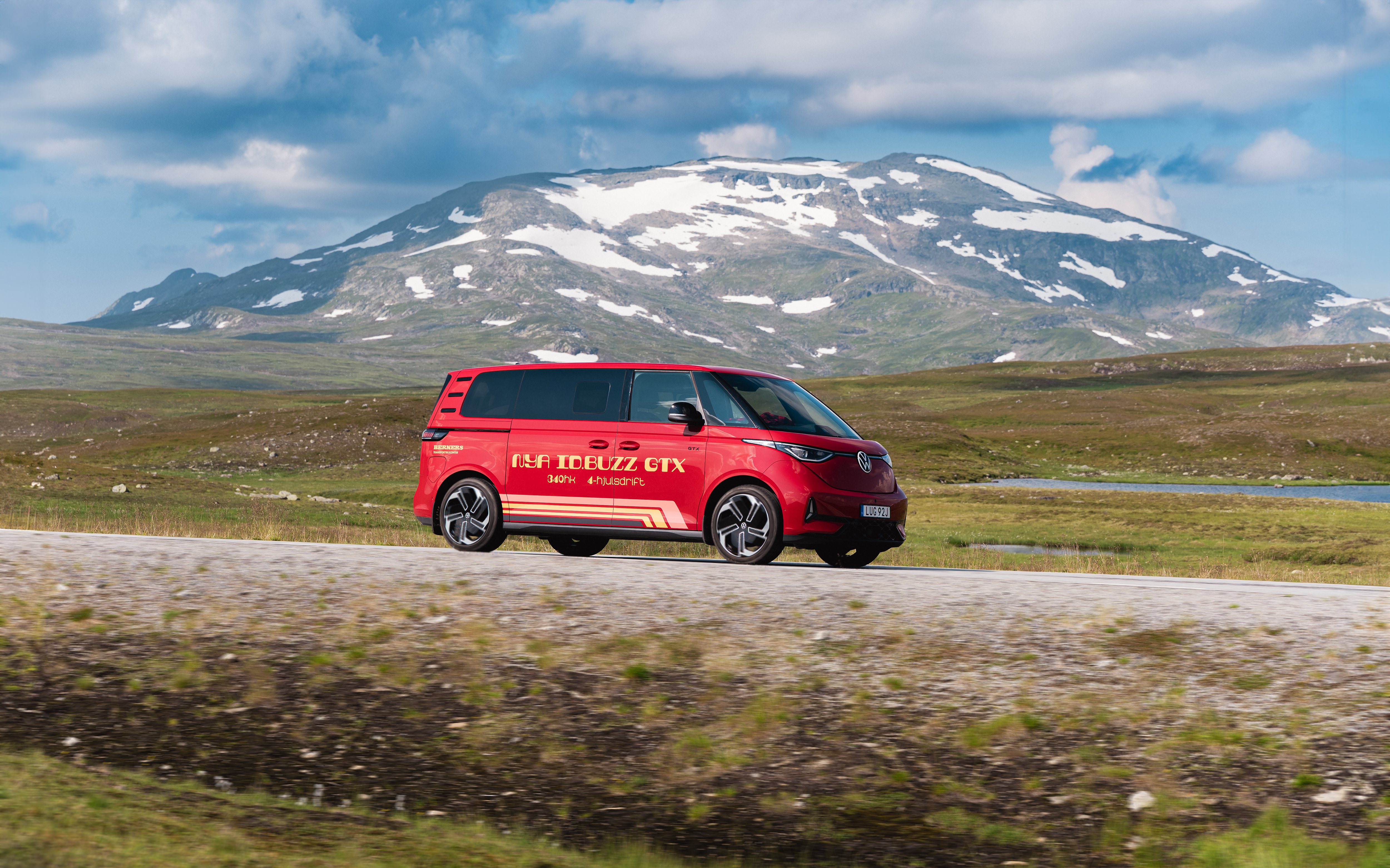 Att sitta bakom ratten på ID. Buzz GTX här uppe kändes nästan overkligt – tyst, smidigt och med fjällen runt omkring som sällskap.