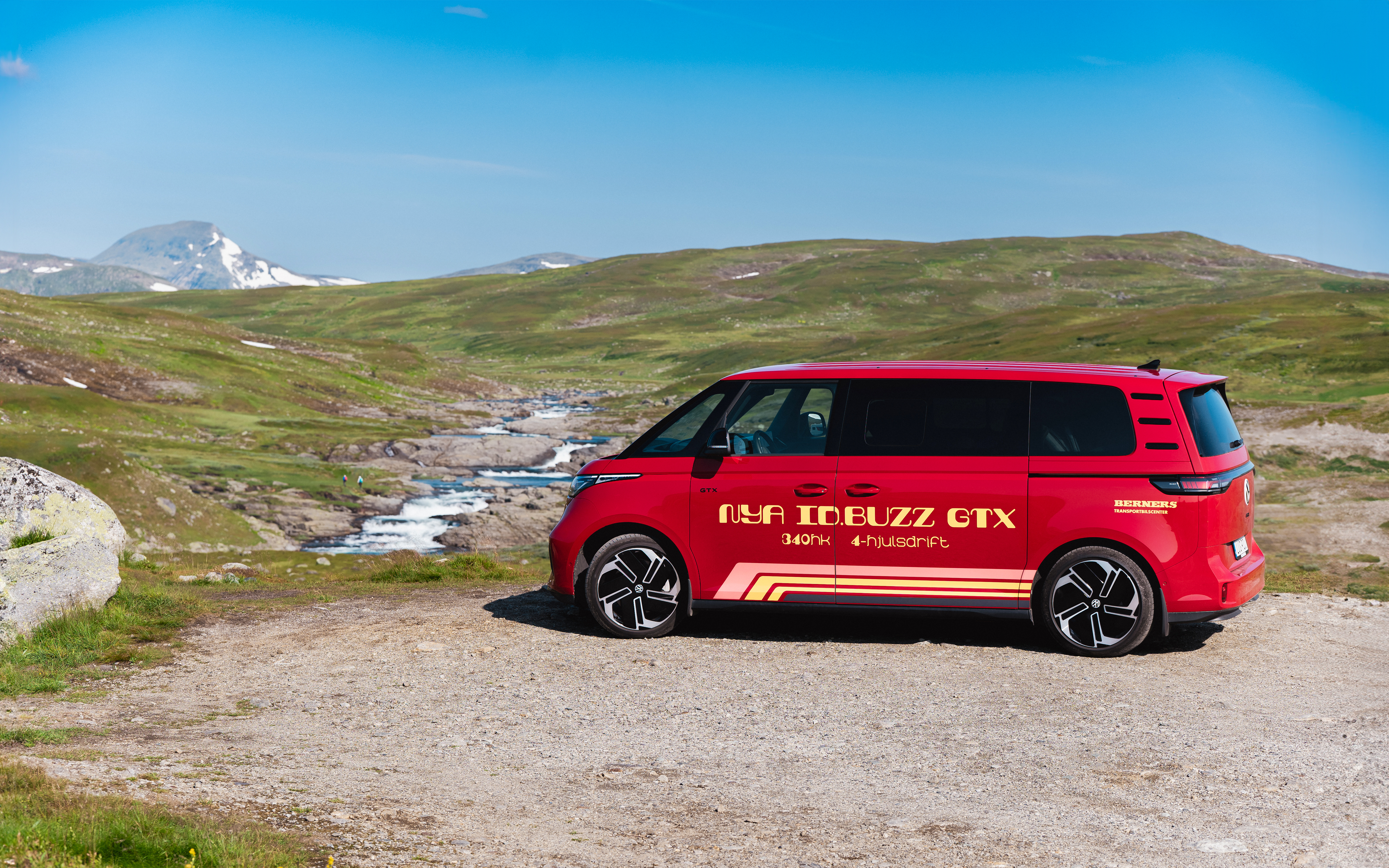Vid cementbunkern kan man stanna vid parkeringen och promenera ner till vattenfall och porlande åar.