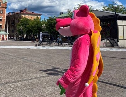 Drakis delar ut godis på Berners i Sundsvall.
