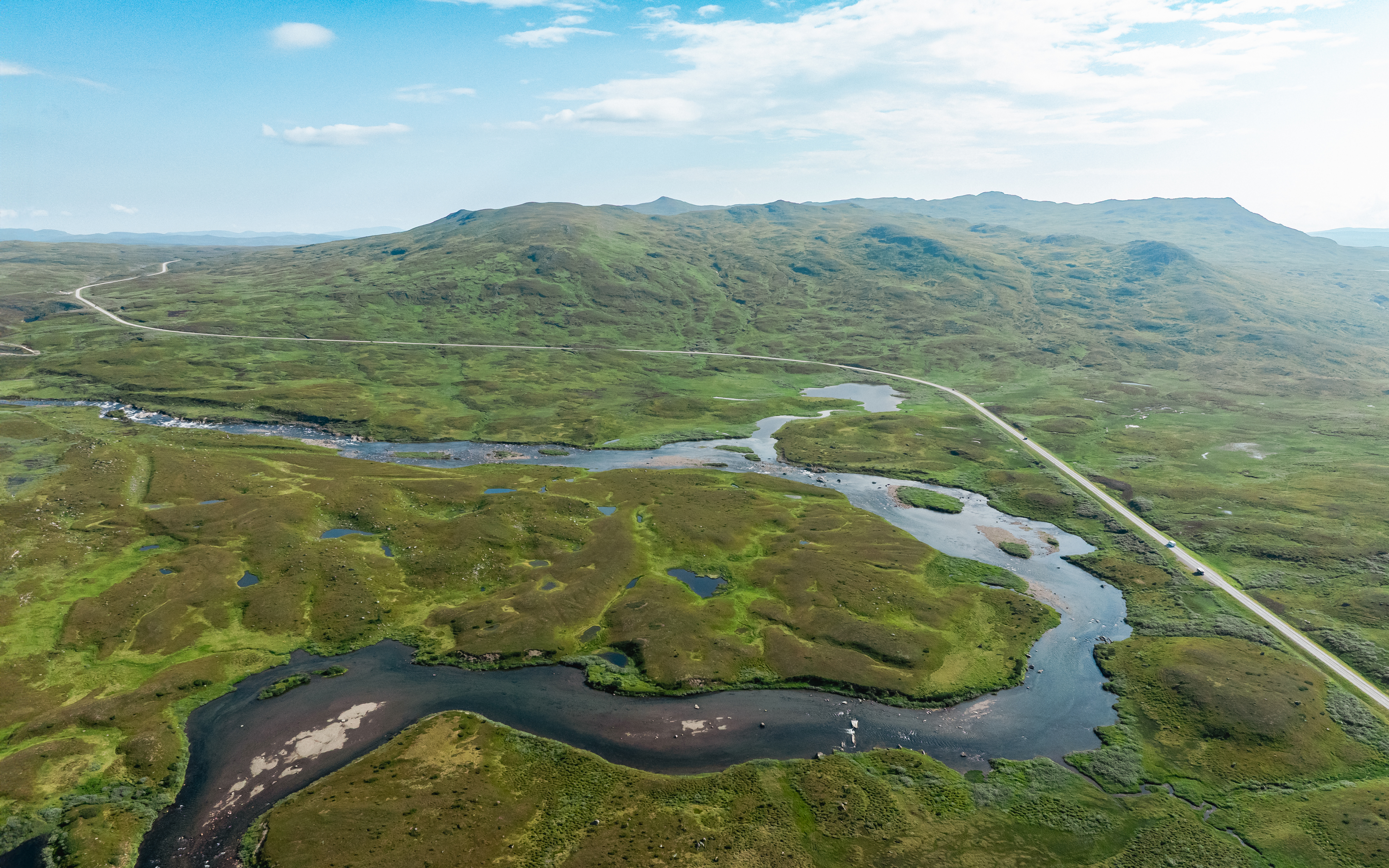 Här vid Stekenjokksplatån följer vägarna åarnas naturliga gång genom fjällen.