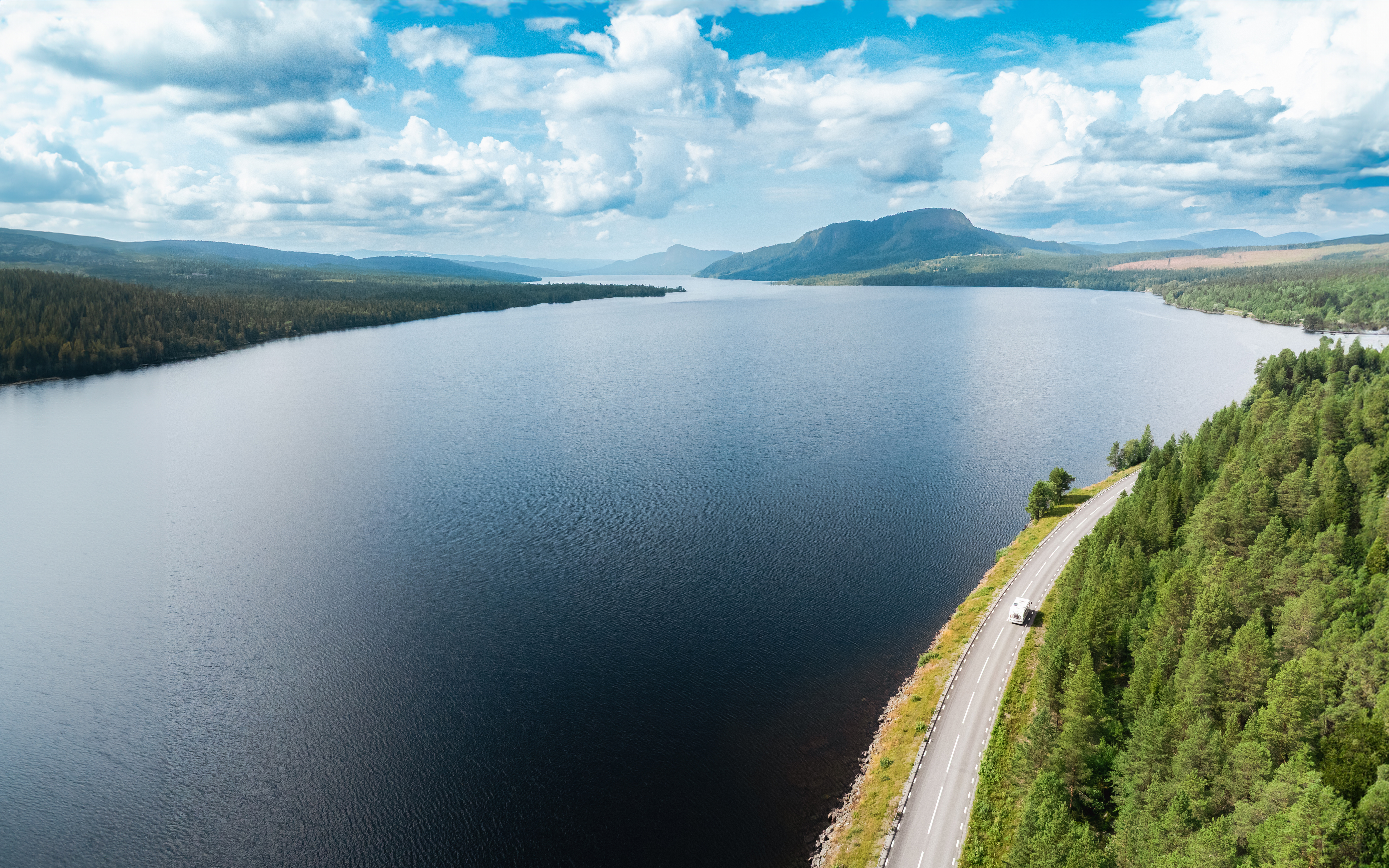 Strax efter Strömsund, på väg längs Vildmarksvägen, öppnar sig vidsträckta vyer över landskapet.