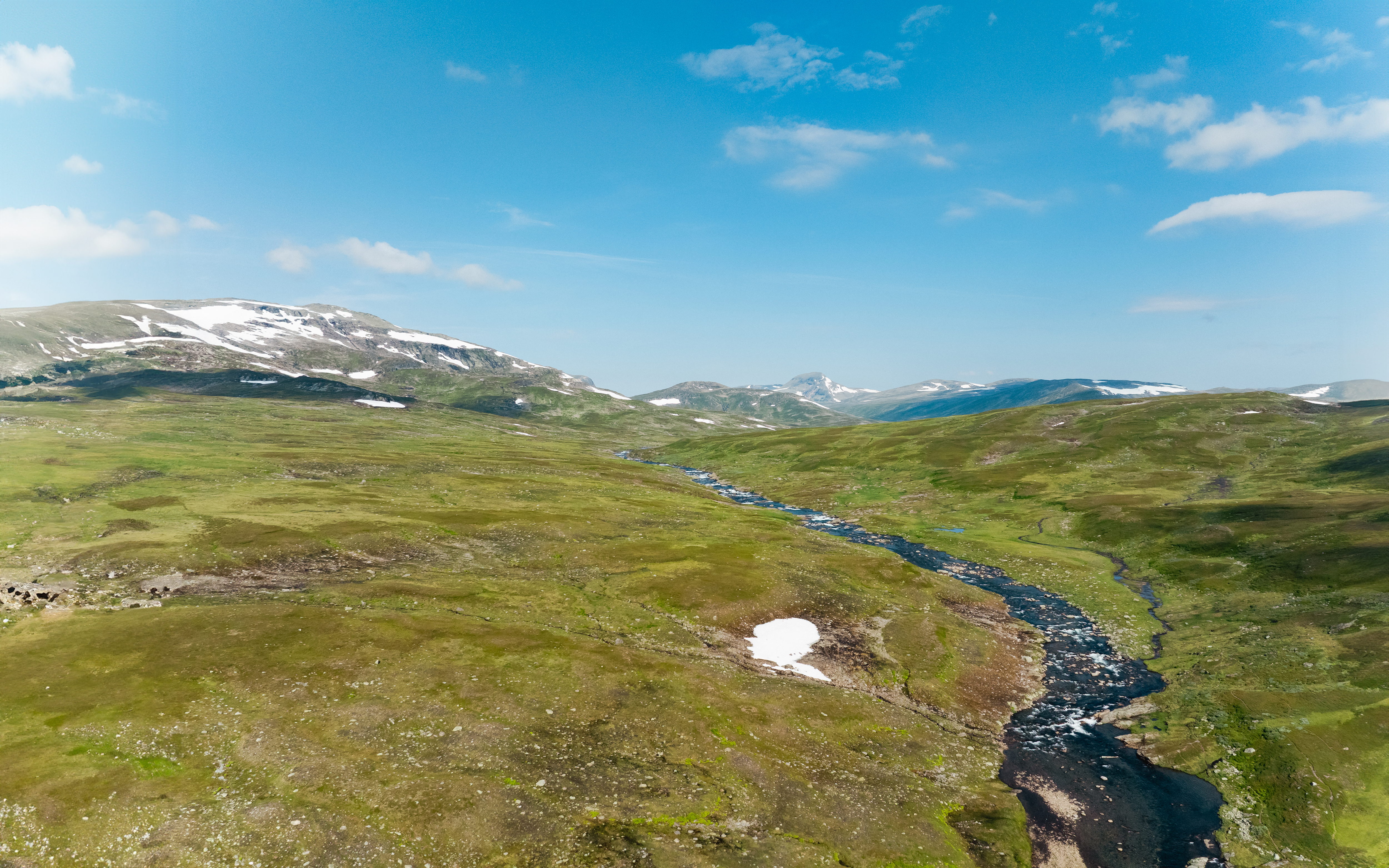 Vid cementbunkerna bjuds det på panoramavyer över fjällandskapet.