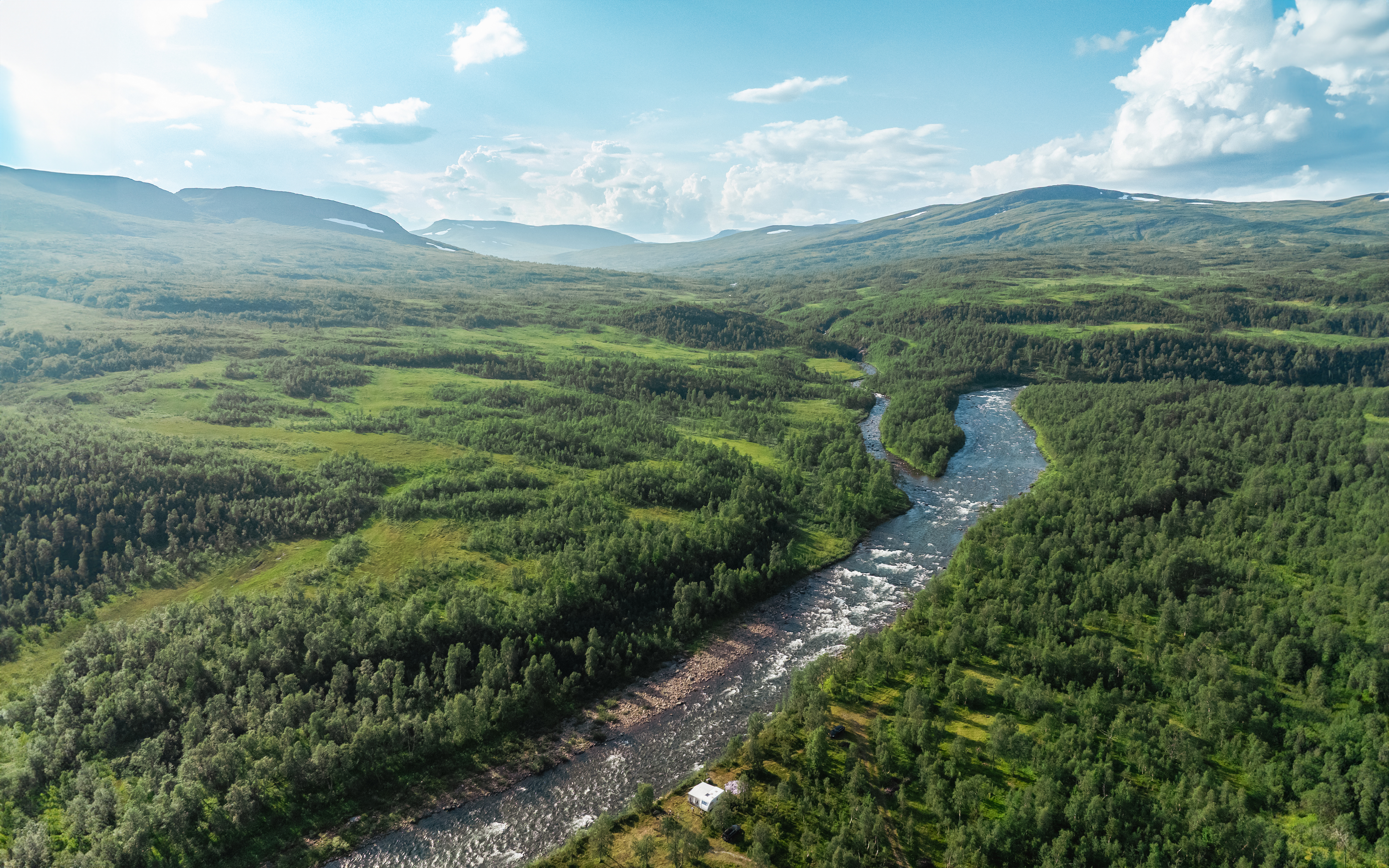 Längst med Vildmarksvägen finns det paradisstopp för flugfiskare.