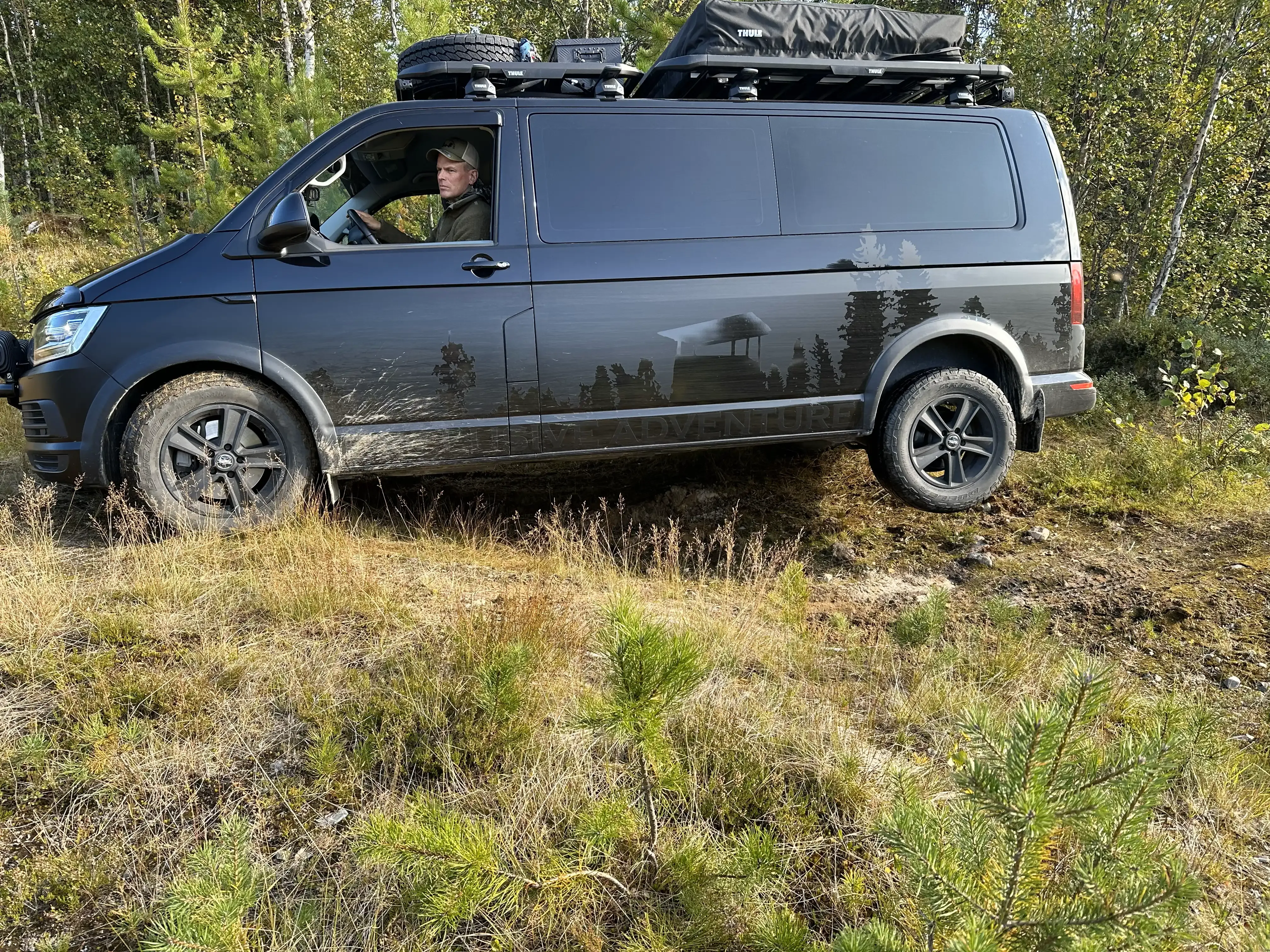 Den ombyggda Multivanen tar sig fram imponerande bra i skogen. Hur många bilar hade klarat sig ur den här situationen?