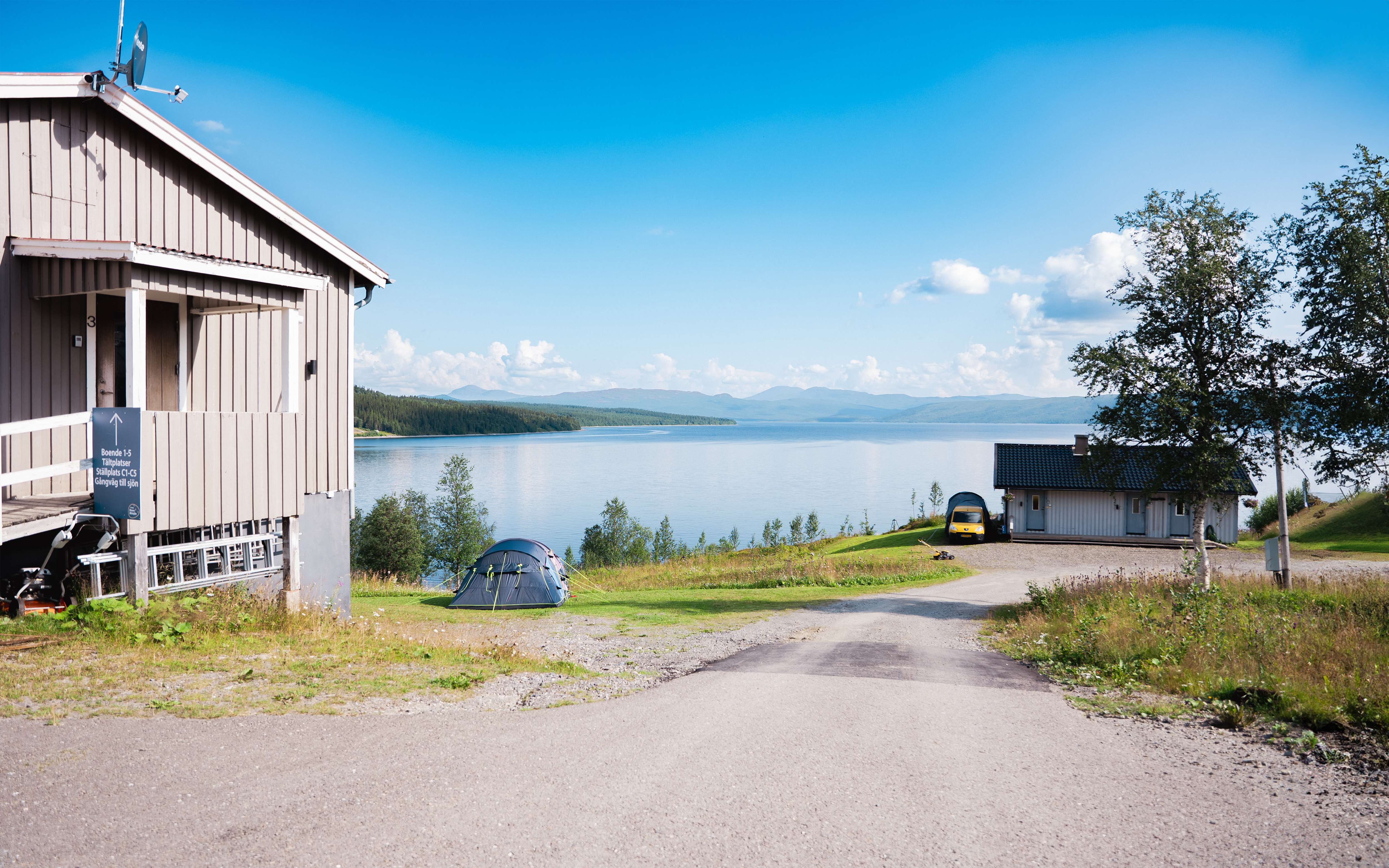 Campingen vid Stora Blåsjön erbjuder både fantastisk utsikt och trivsamt boende.