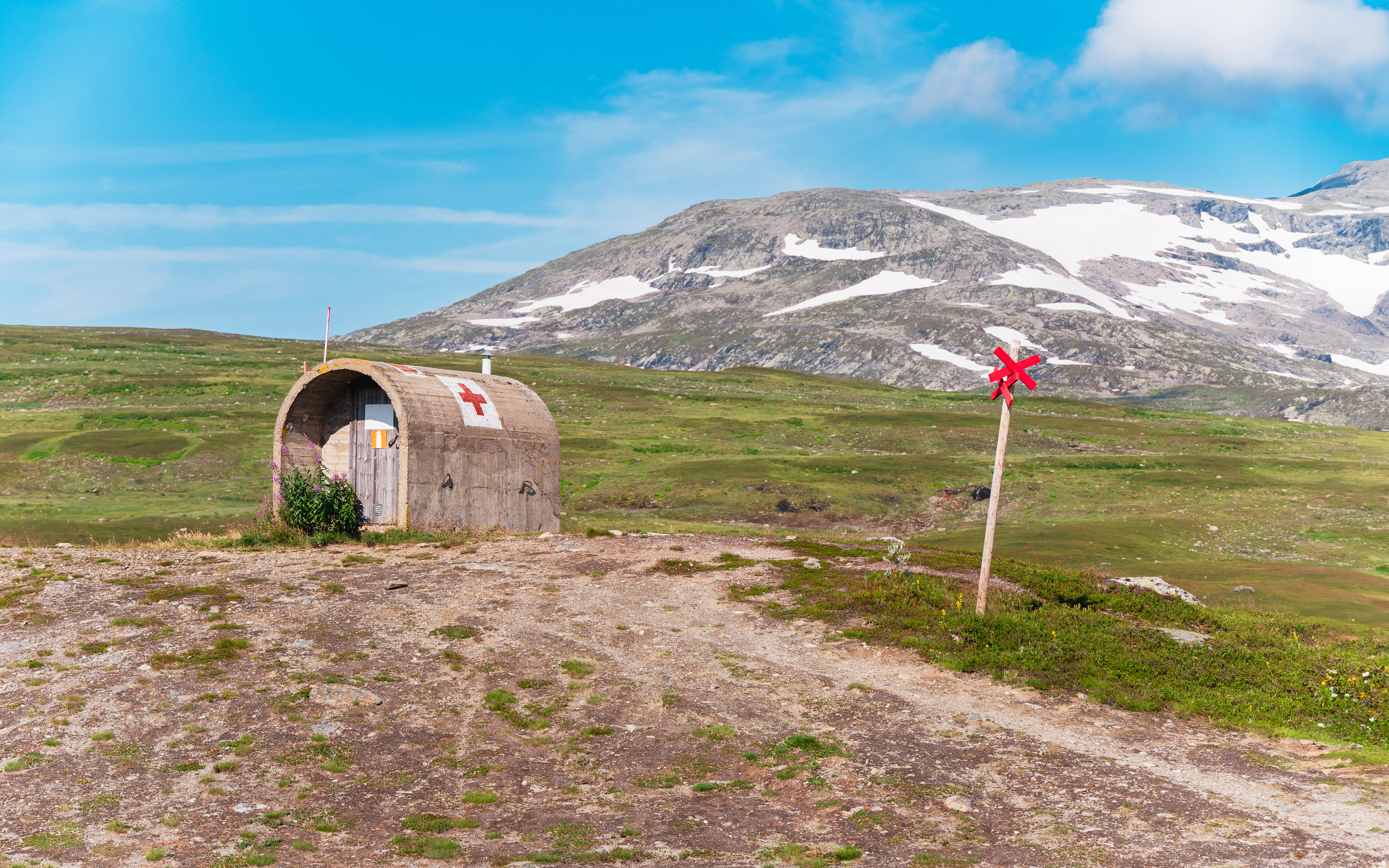 Cementbunkern vid Stekenjokk är en gammal militärbyggnad som idag har blivit ett uppskattat stopp längs Vildmarksvägen i Jämtlands län. Från bunkern kan besökare njuta av panoramavyer över fjällandskapet och ta en paus mitt i det samiska kulturlandskapet, långt ifrån dess ursprungliga militära syfte.