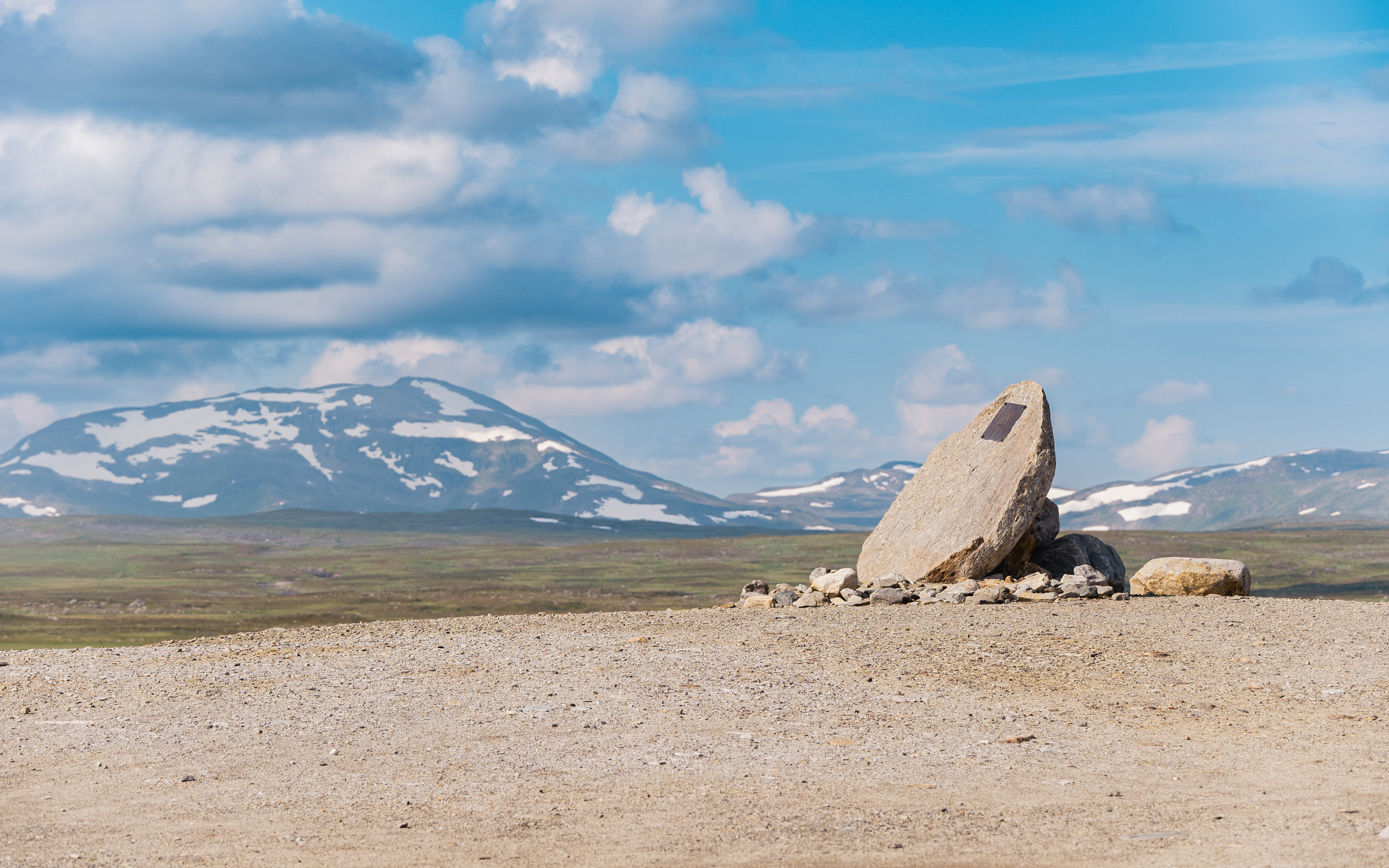 Den gamla gruvan på Stekenjokksplatån är ett fascinerande spår av områdets industrihistoria. Mitt bland fjällens vidder står den som en påminnelse om hårt arbete och samtidigt ett spännande stopp för den som vill kombinera naturupplevelser med historia.