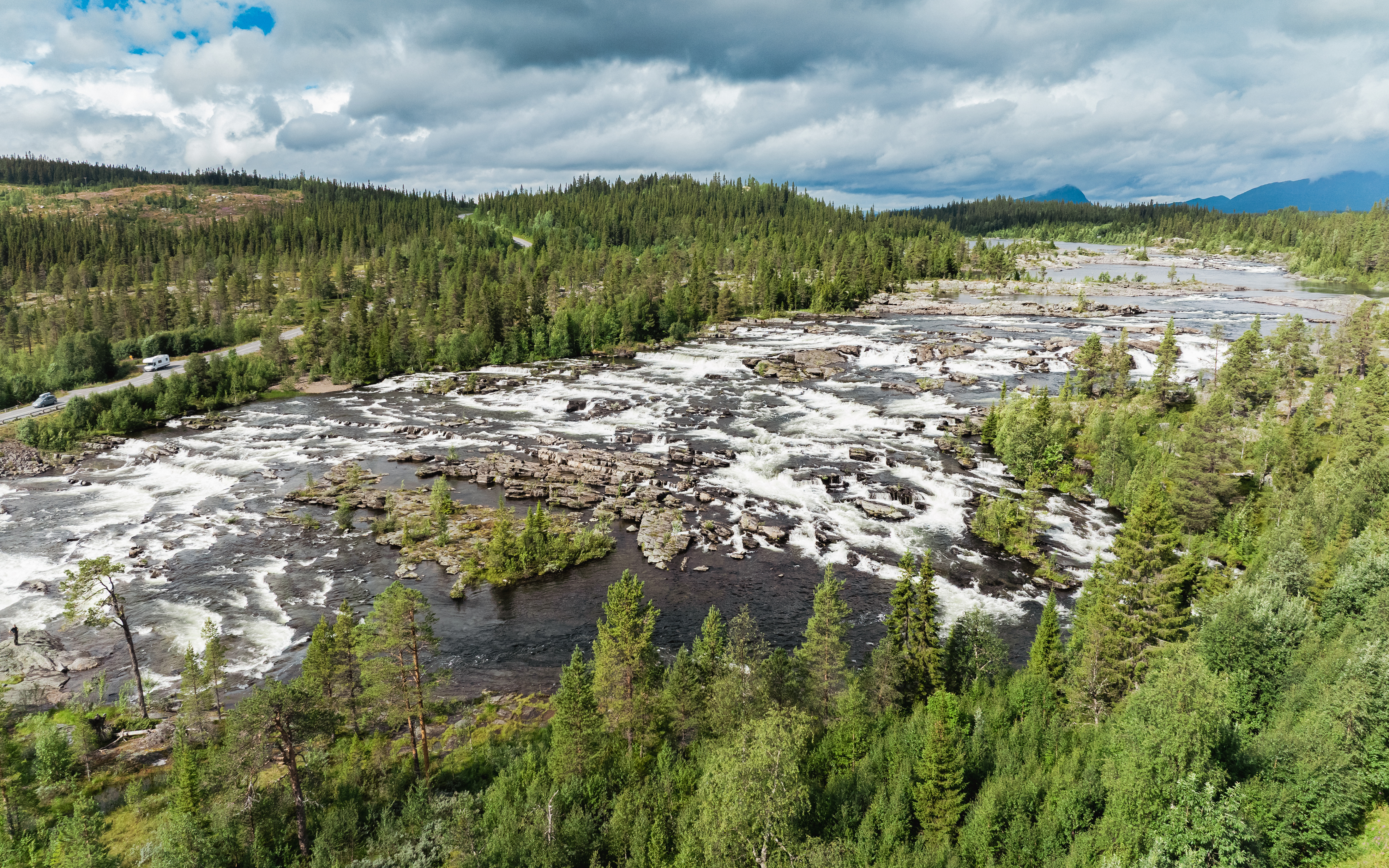 Trappstegsforsen är en av Vildmarksvägens mest spektakulära vattenfall. Med sina tydliga “trappsteg” kastar sig vattnet ner över klipporna och skapar både kraftfulla ljud och vackra vyer – ett perfekt stopp för en paus och fotografering.