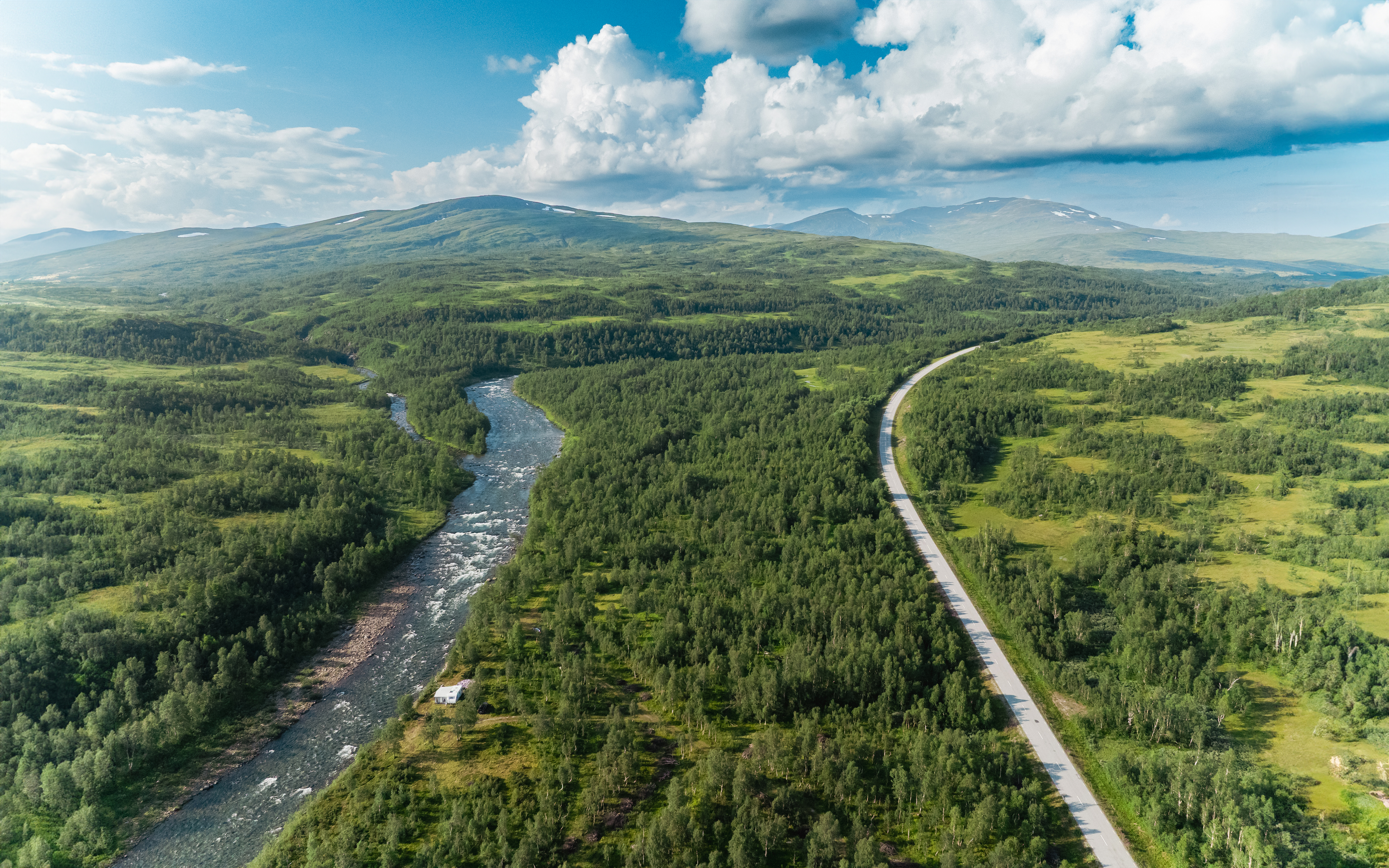 Precis efter Stora Blåsjön får man en hisnande vy över landskapet innan Stekenjokksplatån.